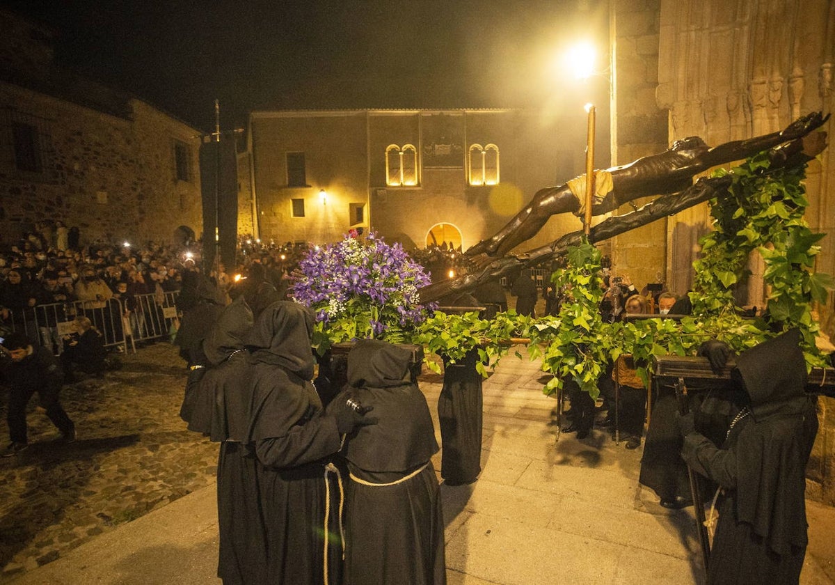 Procesión del Cristo Negro en la plaza de Santa María.