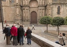 Turistas en una visita guiada junto a la Catedral de Plasencia.