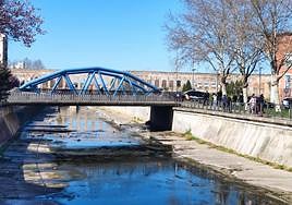 Patrulla de la Policía Nacional en el punto en el que se han encontrado los huesos.