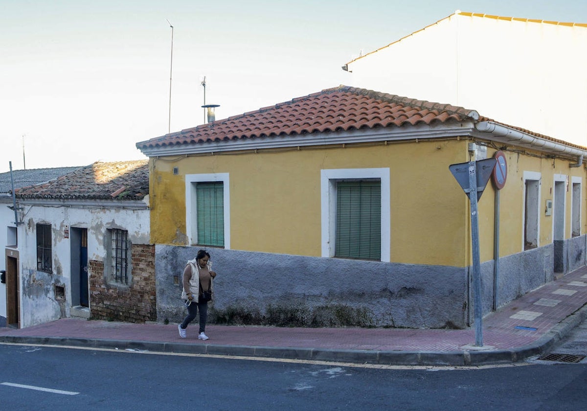 A la izquierda, casa levantada en el patio de la vivienda principal (en amarillo), motivo de la disputa.