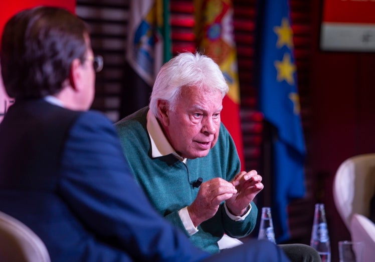 Felipe González protagonizó la primera de las dos mesas redondas junto al presidente extremeño.