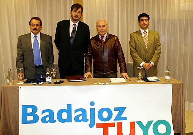 Nicasio Monterde, con corbata roja y azul, se marchó del PP y concurrió con Badajoz Tuyo en 2007