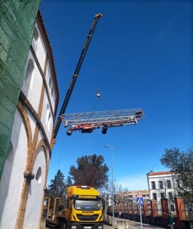 Imagen secundaria 2 - Desarrollo de los trabajos en la Era de los Mártires en las fotografías superior e inferior, con la retirada de la grúa. En el centro una imagen del exterior de la Plaza Mayor cacereña, con los andamios.