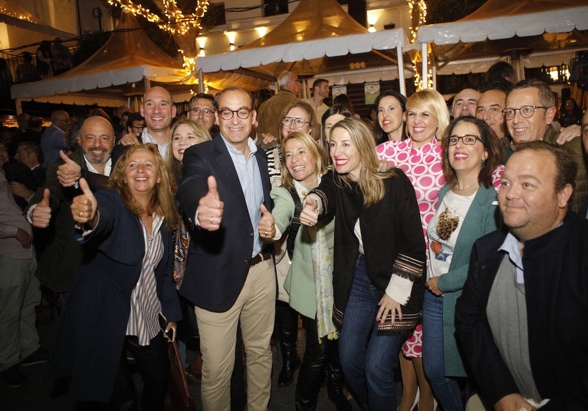 Rafael Mateos posa junto a parte de su equipo de colaboradores con la presidenta del PP, María Guardiola.