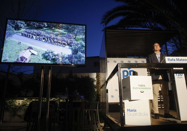 Rafael Mateos mientras se proyectó el vídeo sobre la Ribera del Marco.