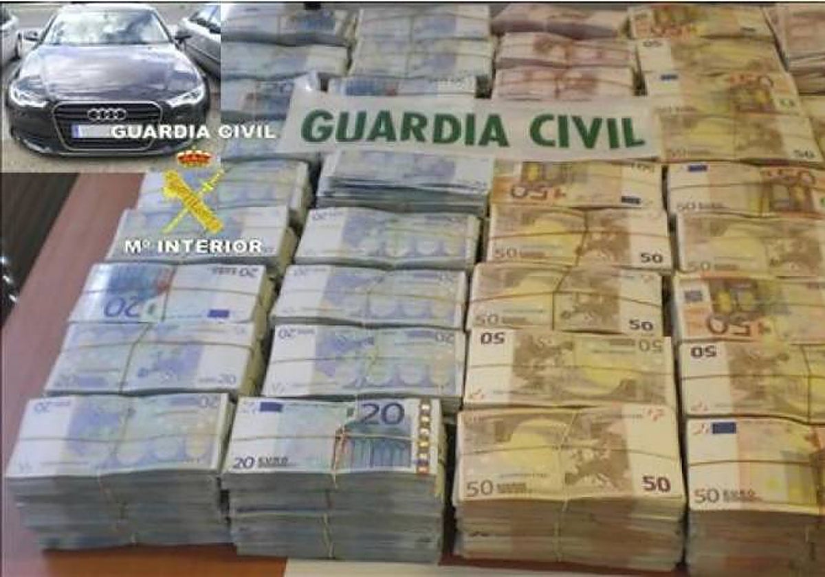 El coche y el dinero encontrado por la Guardia Civil en el maletero.