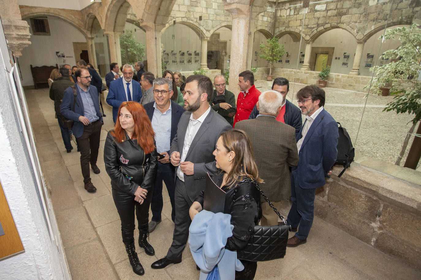 Tras la mesa redonda, las autoridades, participantes y asistentes visitaron la exposición 