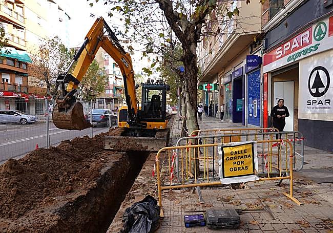Arreglo de tuberías en la avenida Ricardo Carapeto.