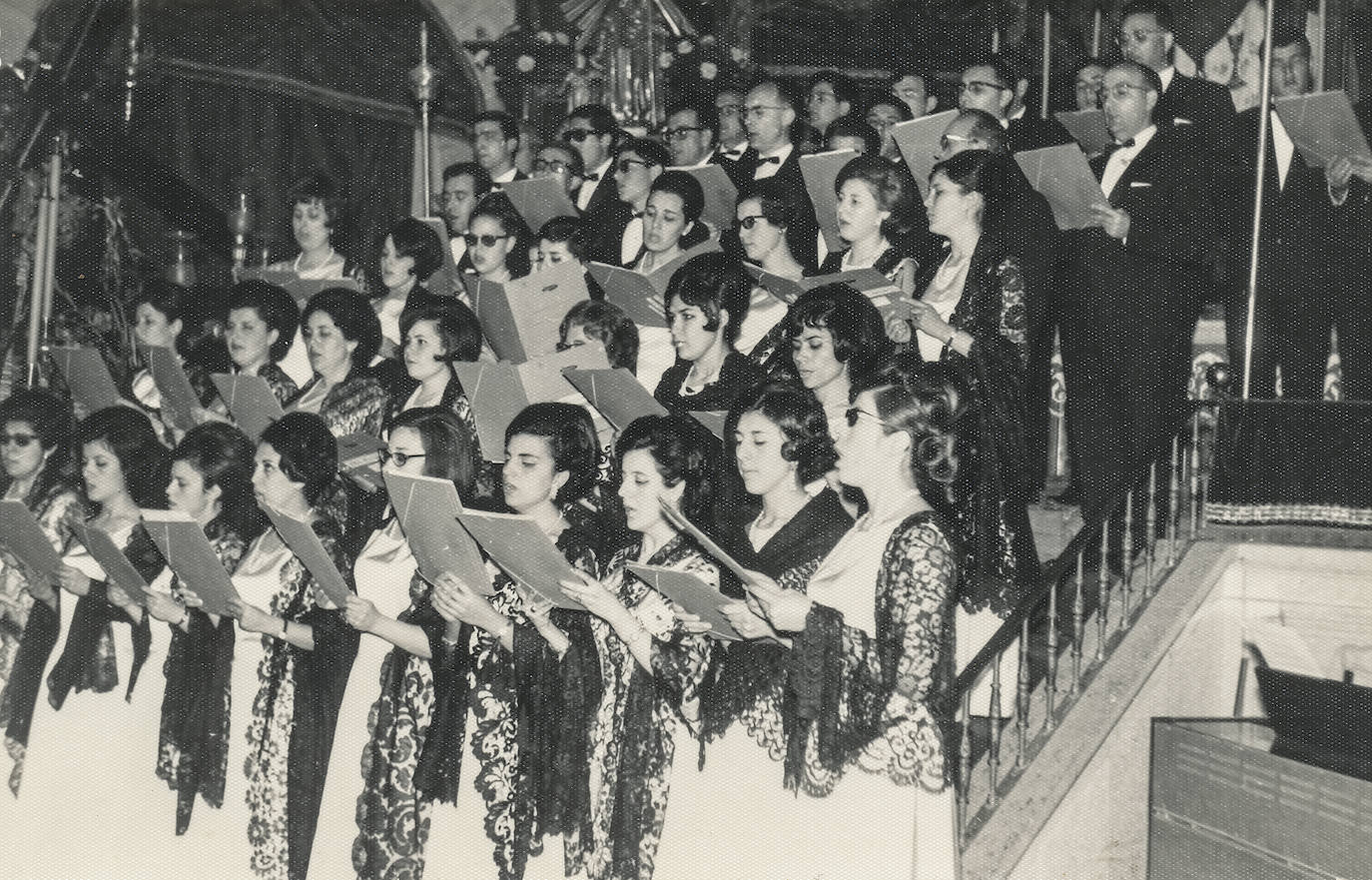 Actuación en 1967 en la Iglesia de Santiago, en Cáceres.