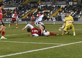 Alfaro intenta rematar en el área pequeña en el duelo ante el Sanse, disputado en el Nuevo Vivero, que finalizó con empate a cero.