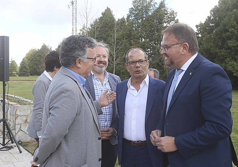 Joaquín Morales, junto a los arquitectos y el alcalde de Mérida.
