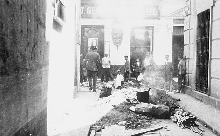 Imagen principal - La calle Hernán Cortés en los años 30 y recortes en la prensa de la época.