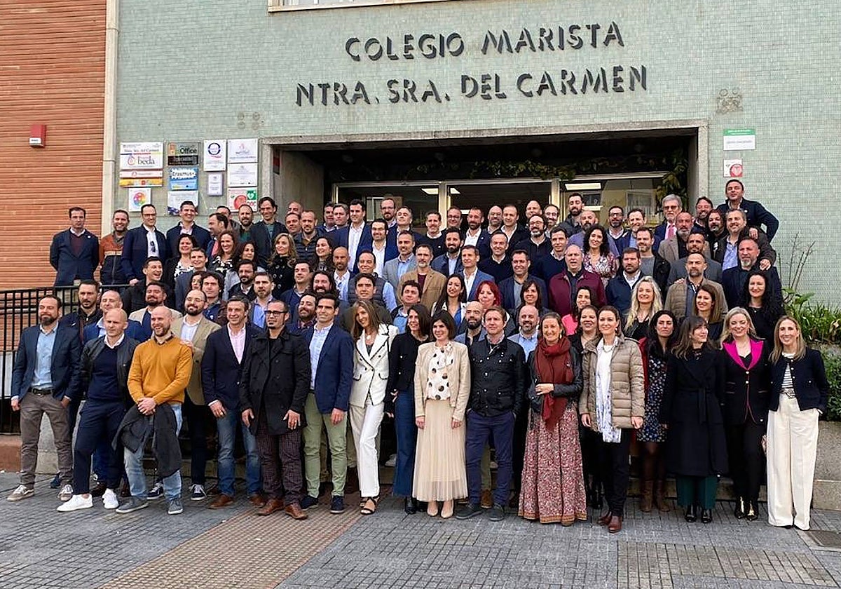 Foto de familia de los exalumnos del colegio Nuestra Señora del Carmen (Los Maristas).