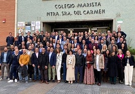 Foto de familia de los exalumnos del colegio Nuestra Señora del Carmen (Los Maristas).