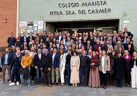 Foto de familia de los exalumnos del colegio Nuestra Señora del Carmen (Los Maristas)