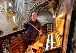 José Antonio Azpiazu repara el órgano mayor de la catedral.