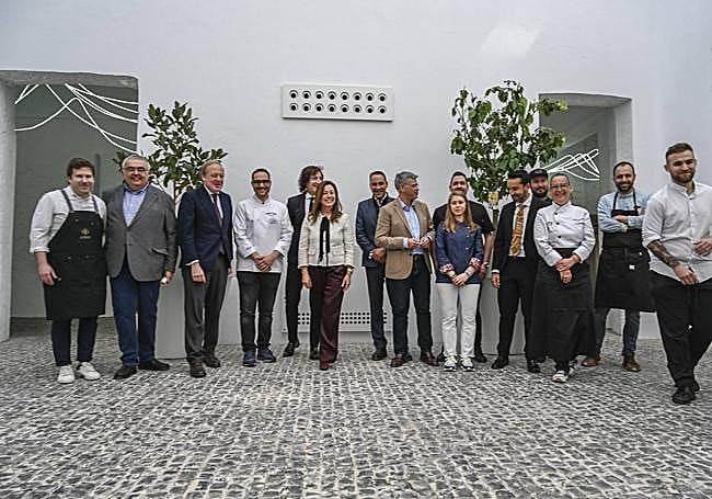 Las autoridades charlaron al inicio del acto con los cocineros.