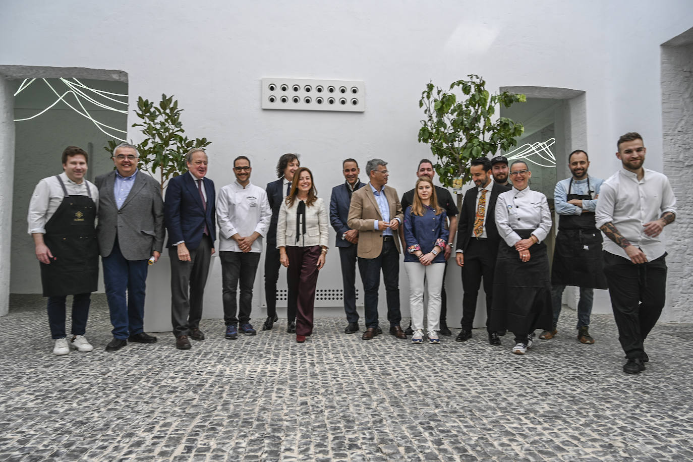 Las autoridades charlaron al inicio del acto con los cocineros.