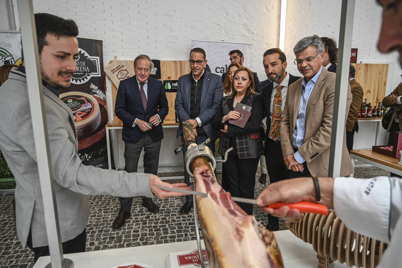 Un cortador de jamón deleitó a los asistentes con esta pieza de Señorío de Montanera.