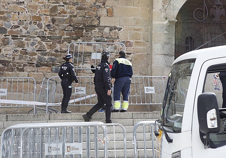 La Policía Local colocando las vallas.