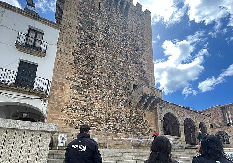 La Torre de Bujaco acordonada en la mañana de este viernes.