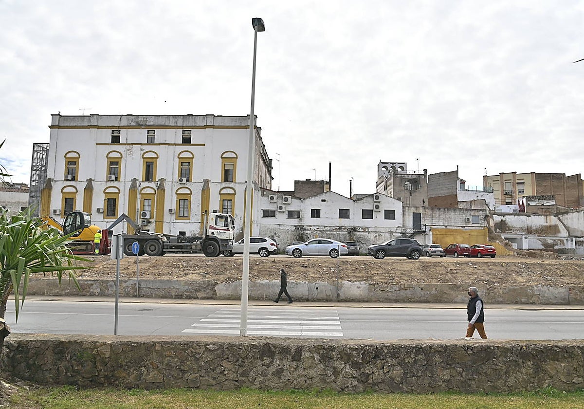Palacio de Godoy, junto al que derribarán el antiguo edificio de asociaciones.