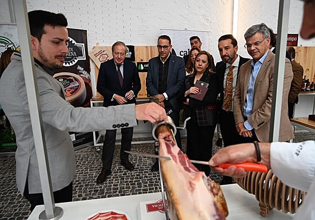 Las autoridades observan al cortador de jamón dándole juego a la muñeca.
