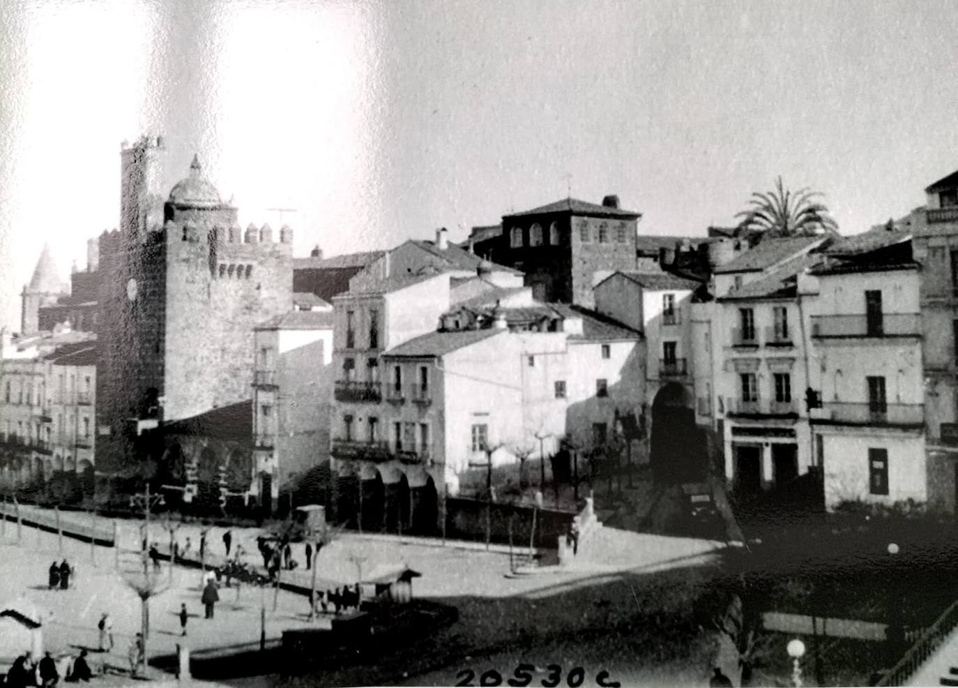 Imagen de la Plaza Mayor de Cáceres en 1926, en una foto de la Fundación Rockefeller de la exposición sobre el paludismo de la Fundación Concha en Navalmoral de la Mata.