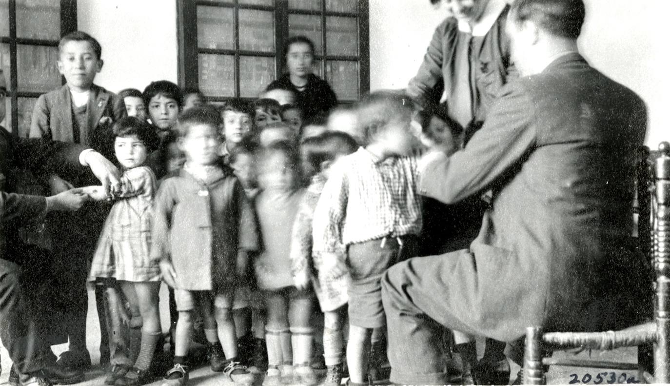 Vacunación contra la malaria en un colegio de Cáceres en 1926.