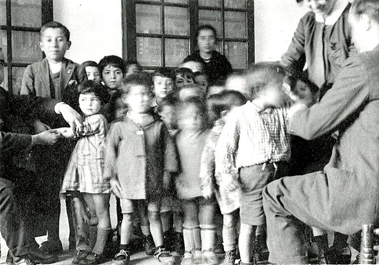 Vacunación contra la malaria en un colegio de Cáceres en 1926.