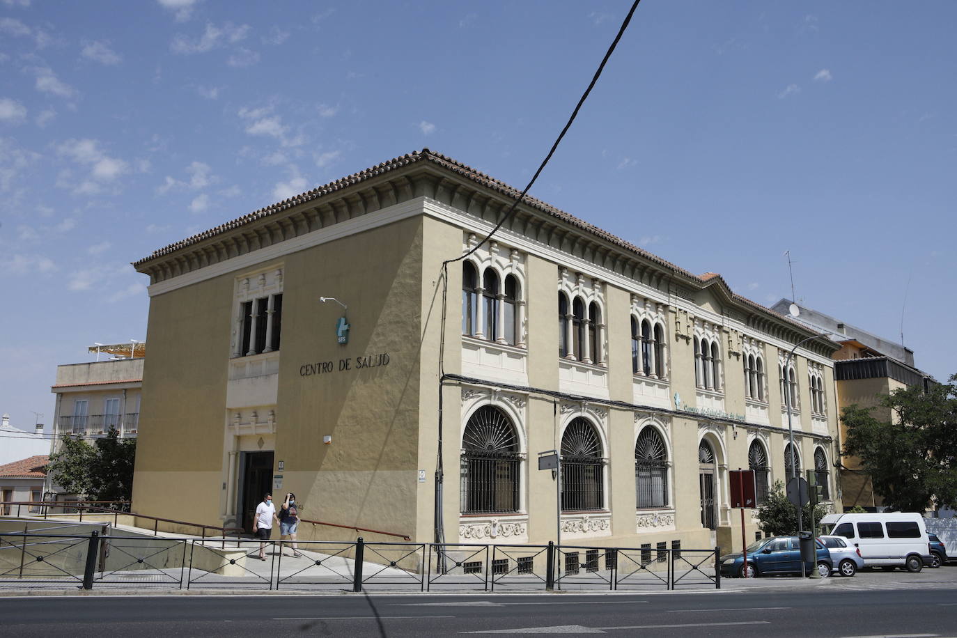 Imagen actual del edificio que ahora es el Centro de Salud Plaza de Argel.