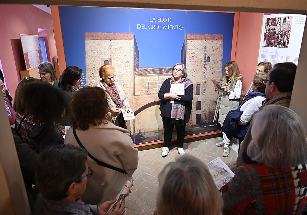 Laura Pérez, guía del Museo Luis de Morales, esta mañana durante la visita guiada.