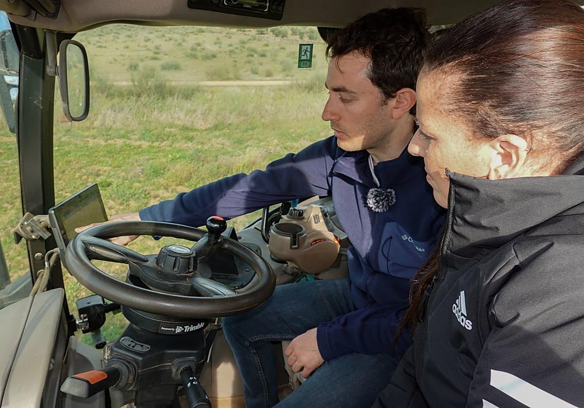 Cursos técnicos. GregorioBecerra enseña a unaagricultora cómo manejar untractor que es autónomo.