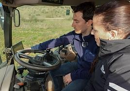 Cursos técnicos. GregorioBecerra enseña a unaagricultora cómo manejar untractor que es autónomo.