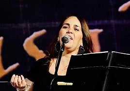 Alma Galea en una actuación de Mansaborá Folk.