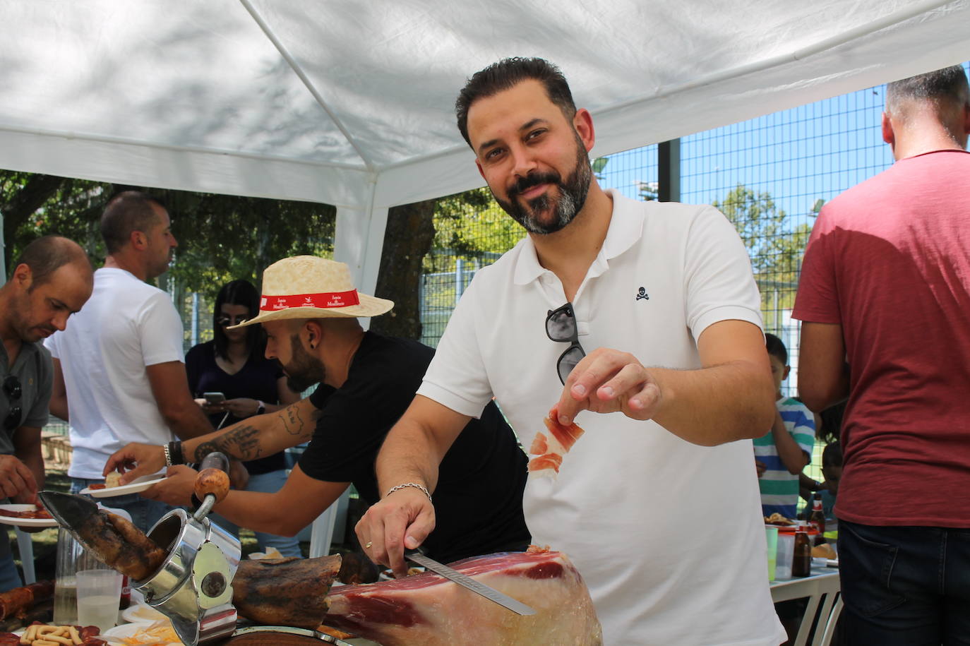 Carlos, un vecino, muestra cómo se debe cortar una buena loncha de jamón.