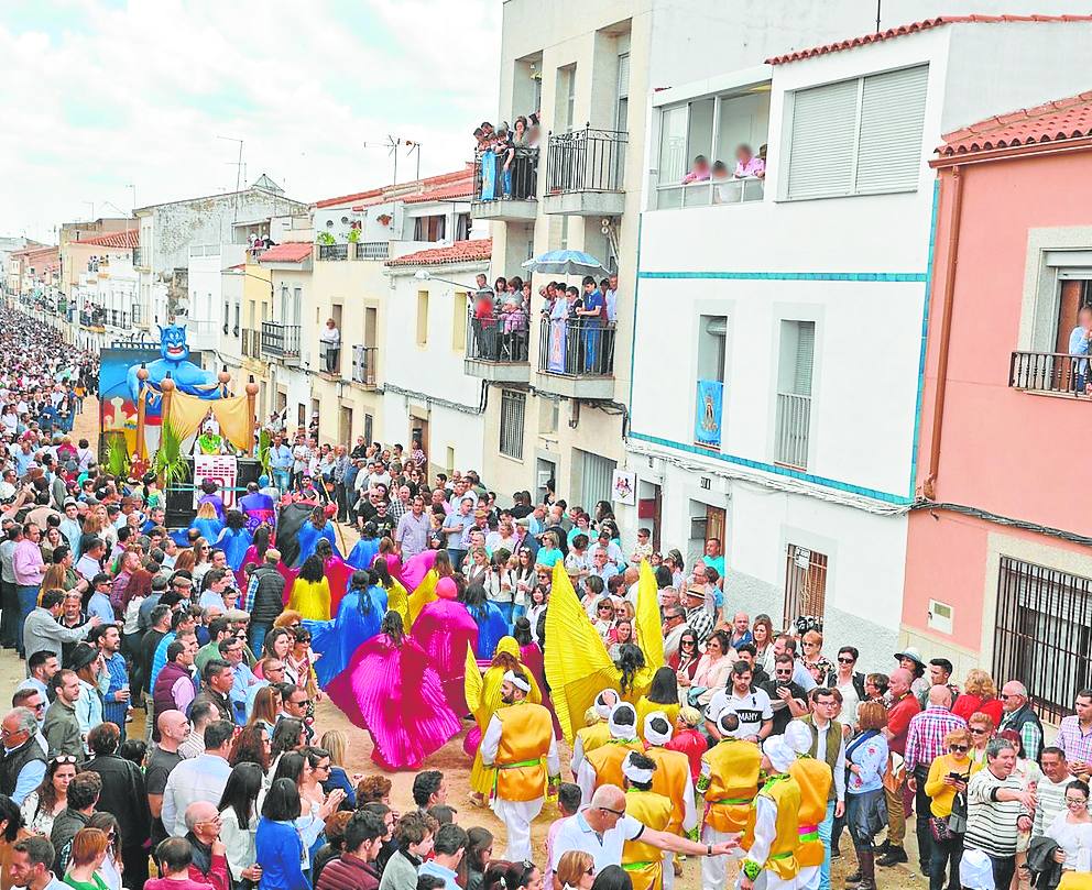 Las carrozas llenan de colorido la Corredera en el intermedio de las carreras.