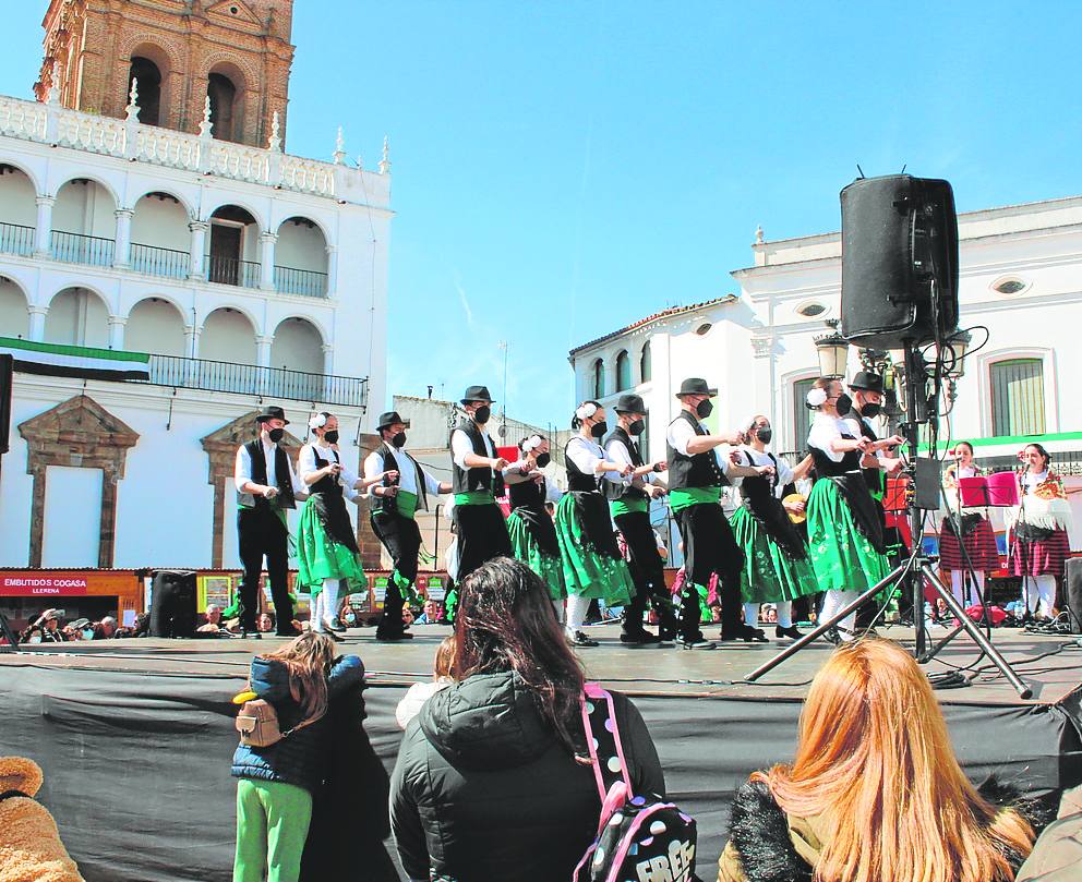 La jornada de la matana didáctica también cuenta con música y bailes folclóricos regionales.