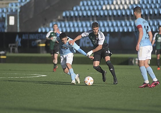 Ferrón forcejea en el duelo ante el Celta B de este domingo.