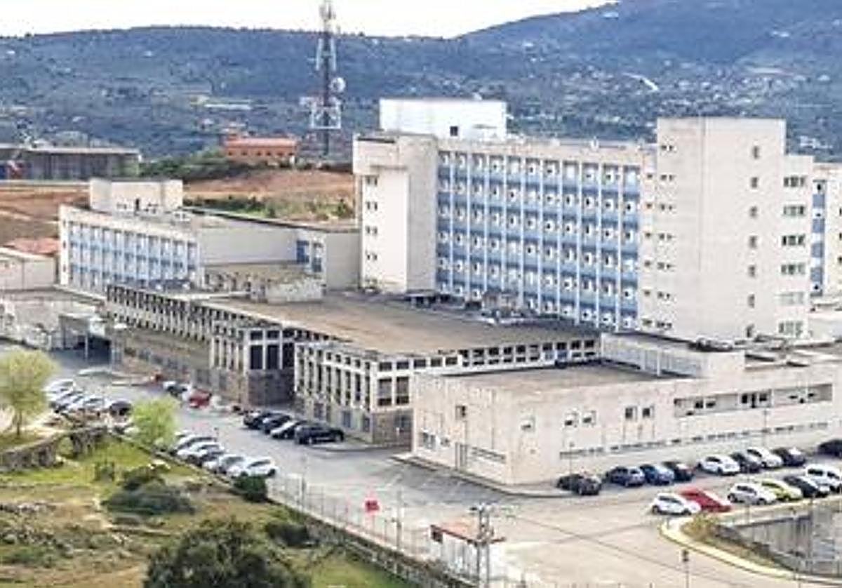 Herido en Plasencia tras el choque de un turismo contra otro que estaba aparcado