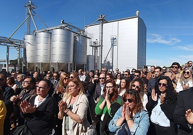 Empleados de Delta aplaudiendo en la fábrica la llegada del cortejo fúnebre.