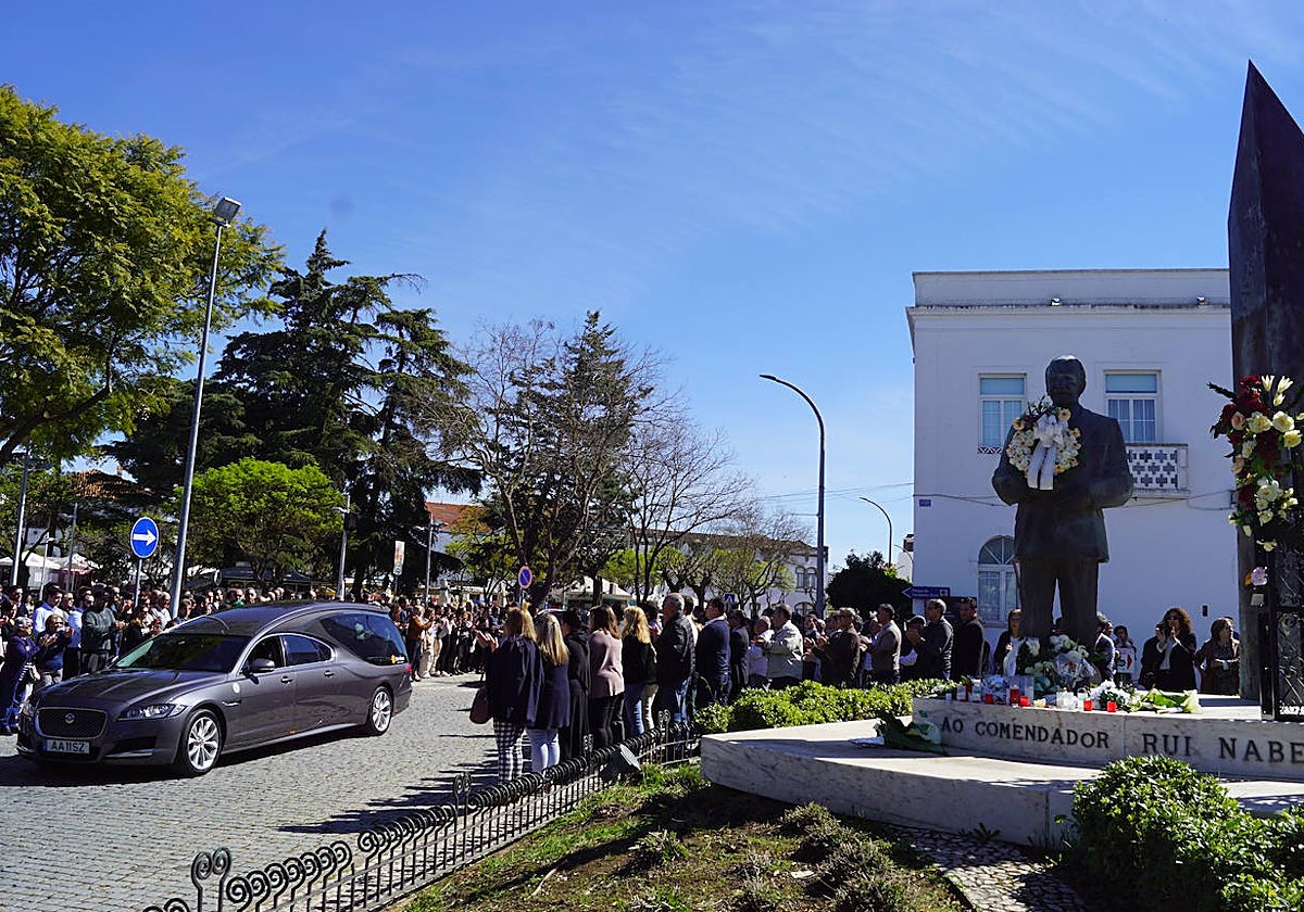 El coche fúnebre pasa por su monumento en Campomayor.
