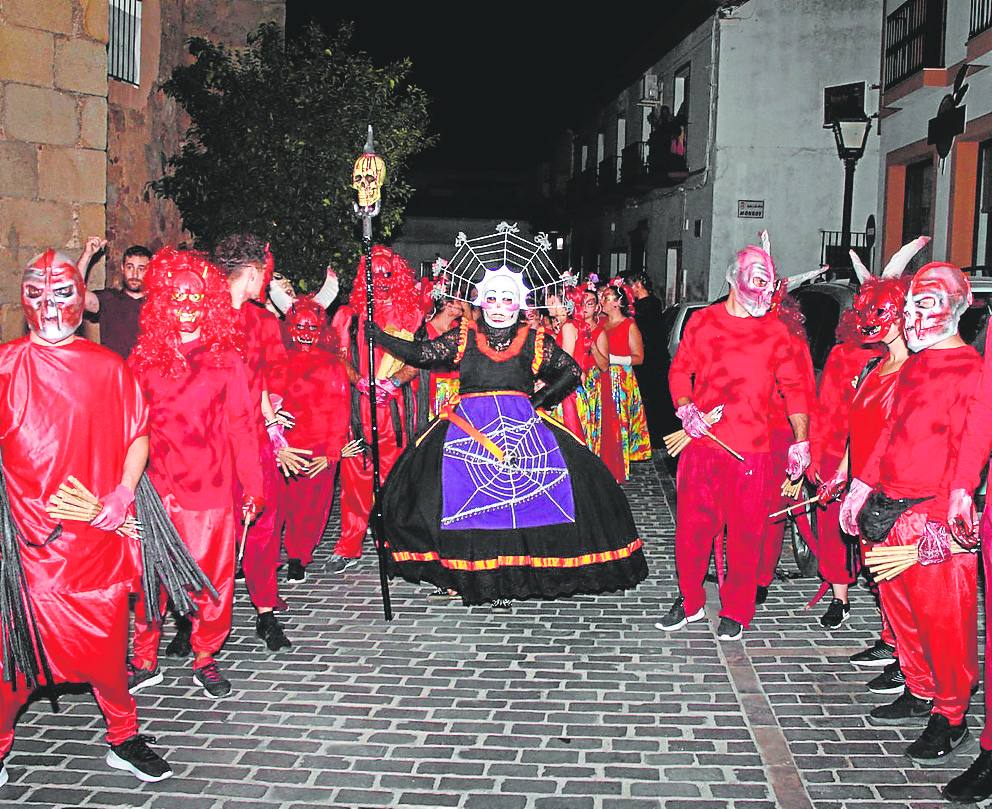 La Diabla es protegida por su séquito.