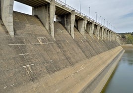 Muro de la presa de Valdecaballeros.