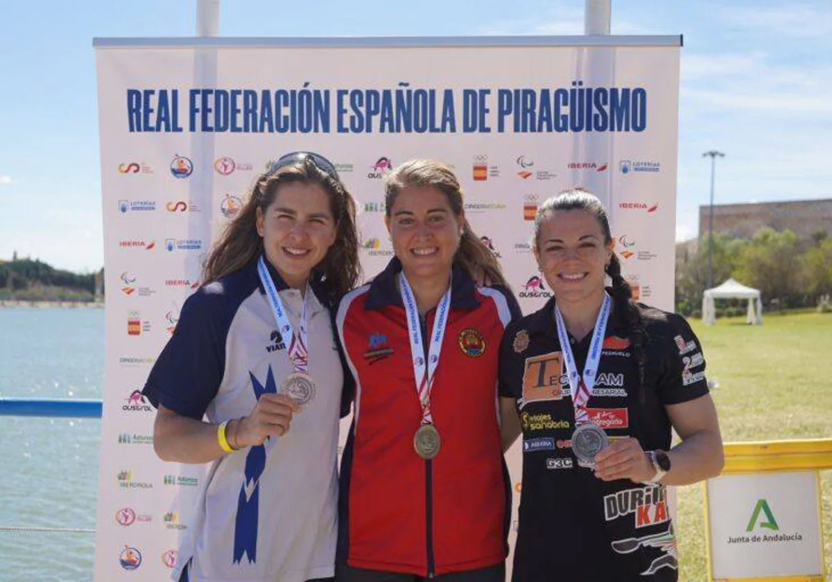 Estefanía Fernández en el podio con Laura Pedruelo y Begoña Lazkano como campeona de España de invierno en el K1 5.000.