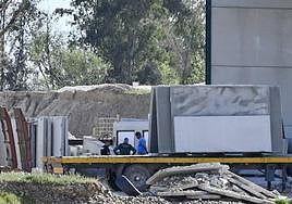 La planta se encuentra cerca de la unión del río Caya con el Guadiana.