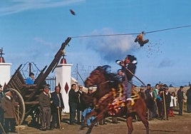 Hasta hace 20 años gallos vivos eran decapitados con un palo en pueblos de Extremadura. En la imagen, corrida de gallos en Albalá (Cáceres)