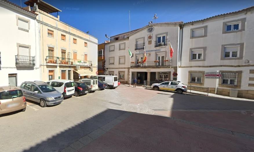 Los vecinos se agolparon en la plaza de Alcuéscar, intentando linchar a los detenidos.