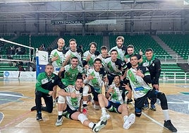 Plantilla y cuerpo técnico del CV Almendralejo tras certificar su billete para el playoff.