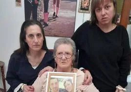 Las hermanas y la madre de Juan Carlos con la foto del fallecido.